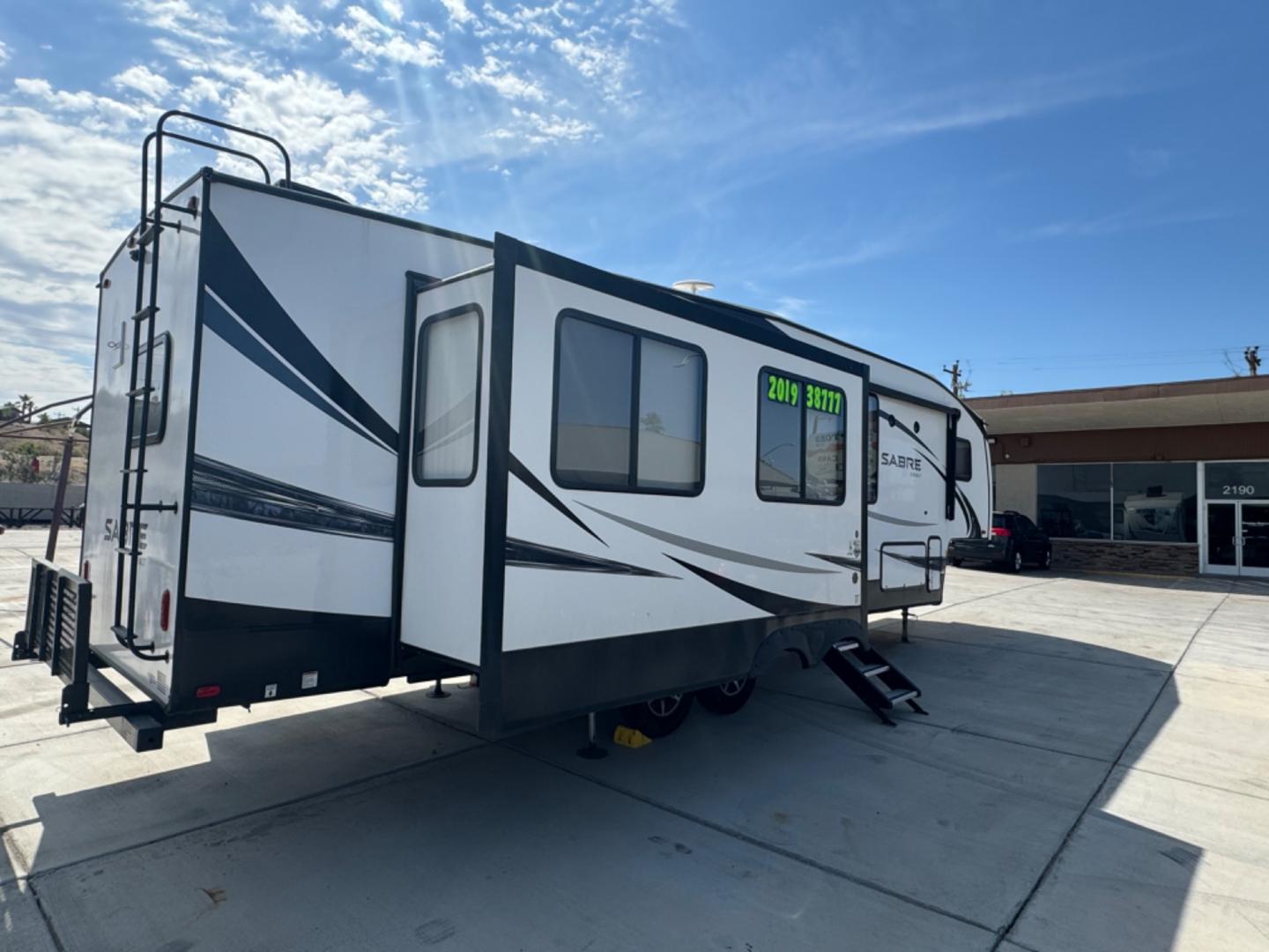 2019 Forest River 36 BH , located at 2190 Hwy 95, Bullhead City, AZ, 86442, (928) 704-0060, 0.000000, 0.000000 - 2019 forest river 5th wheel 36ft. 3 slide outs. 2 a/c units. clean arizona title. In excellent condition. washer ad dryer hook ups, full size refrigerator. - Photo#4